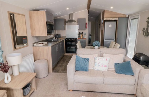 Cayton Bay Cabina | FINCH 5, country holiday cottage, with a garden in Cayton