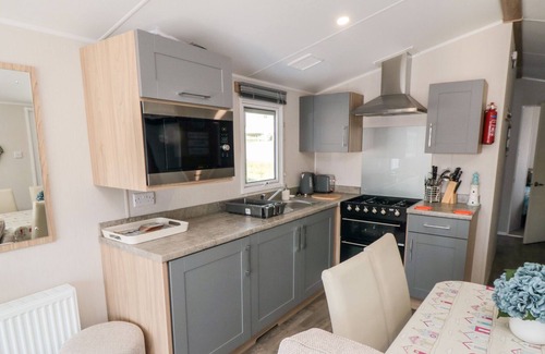 Cayton Bay Cabina | FINCH 5, country holiday cottage, with a garden in Cayton