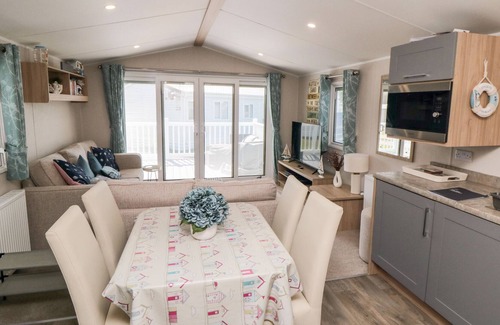 Cayton Bay Cabina | FINCH 5, country holiday cottage, with a garden in Cayton