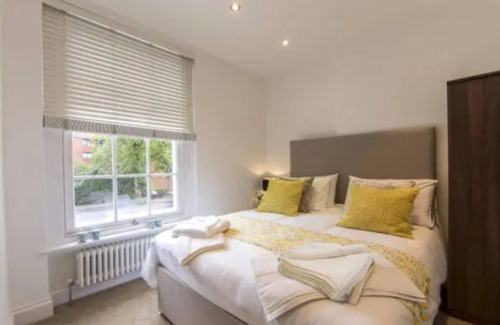 Finchley Church End Apartamento | Finchley Central - Luxury 2-3 bed triplex apartment