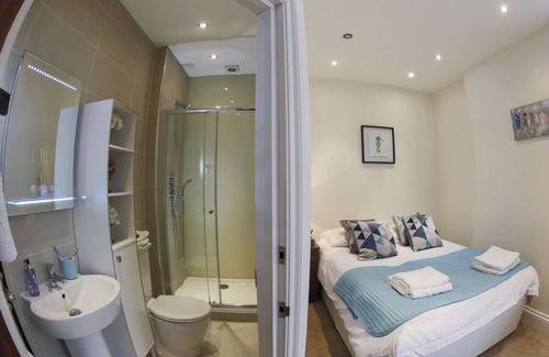 Finchley Church End Apartamento | Finchley central - Spacious 2-3 bedroom triplex apartment