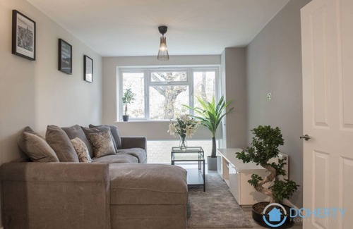 Finchley Church End Apartamento | Finchley Contemporary 2 Bed Apartment + Parking