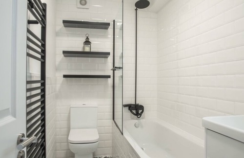 Finchley Church End Apartamento | Finchley Contemporary 2 Bed Apartment + Parking