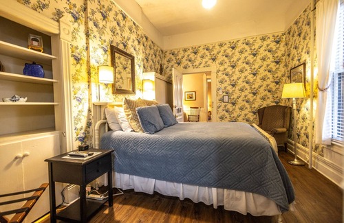 Hendersonville Cama Y Desayuno | Find genuine southern hospitality in Hendersonville at the 1898 Waverly Inn.