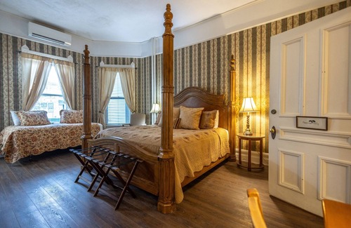 Hendersonville Cama Y Desayuno | Find genuine southern hospitality in Hendersonville at the 1898 Waverly Inn.