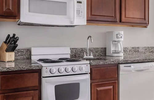Brush - Stewarts Complejo | 𝐅𝐢𝐧𝐝𝐢𝐧𝐠 𝐌𝐞𝐢𝐥𝐢-Beachfront Fun @Ocean Walk Resort+Amenities. 2BR Suite