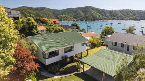 Waikawa Bay Casa | Finlay Waterfront - Waikawa Holiday Home