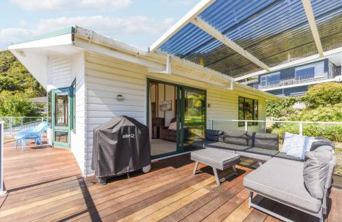 Waikawa Bay Casa | Finlay Waterfront - Waikawa Holiday Home