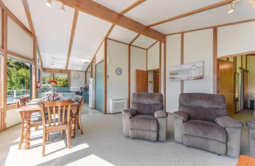Waikawa Bay Casa | Finlay Waterfront - Waikawa Holiday Home