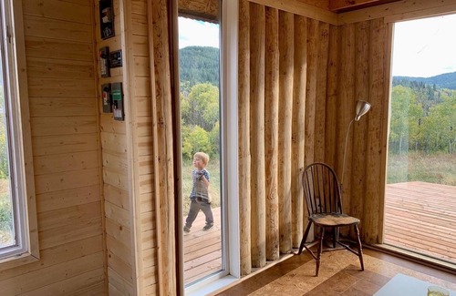 Division No. 3 Cabina | Finnish Off-Grid Cabin in the Foothills