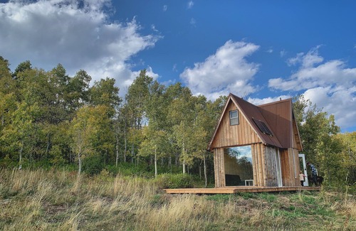Division No. 3 Cabina | Finnish Off-Grid Cabin in the Foothills