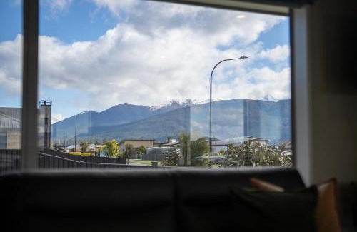 Te Anau Casa | Fiordland Vista Lodge - Te Anau Holiday Home