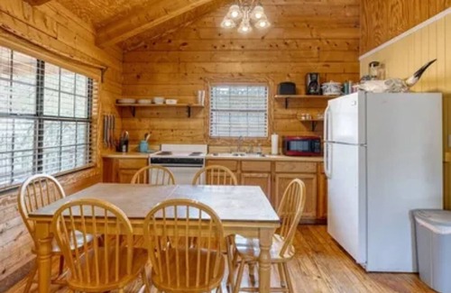 Concan Cabina | "Fir Deer Life" 2-bedroom 1 bath cabin 2 in cool Concan with WiFi, AC
