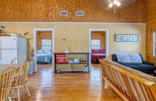 Concan Cabina | "Fir Deer Life" 2-bedroom 1 bath cabin 2 in cool Concan with WiFi, AC