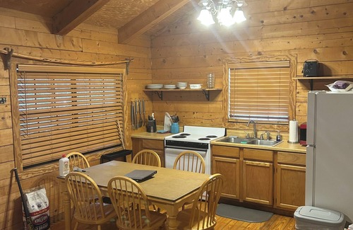 Concan Cabina | "Fir Deer Life" 2-bedroom 1 bath cabin 2 in cool Concan with WiFi, AC