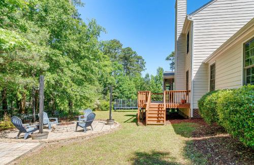Holly Glen Casa | Fire Pit and Pool Access Quiet Holly Springs Home