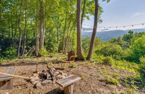 Spruce Pine Apartamento | Fire Pit and Views Pet-Friendly Spruce Pine Studio