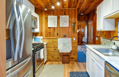 Twain Harte Cabina | Fire Pit, Deck & Grill: Cozy Twain Harte Cabin!