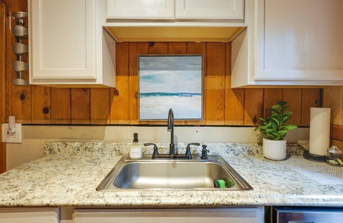 Twain Harte Cabina | Fire Pit, Deck & Grill: Cozy Twain Harte Cabin!