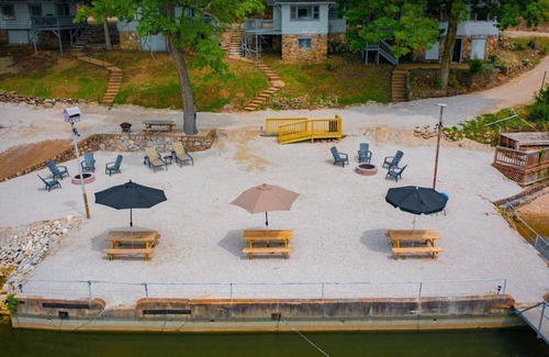 Lake Ozark Cabina | Fire pit, dock, ramp, full kitchen, water toys