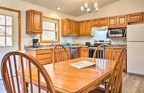 Marion Cabina | Fire Pit & Mtn Views: Charming Marion Cabin!