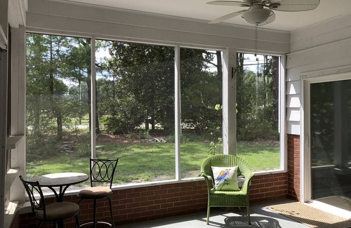 Southern Pines Casa | Casa recientemente renovada en excelente ubicación con vista al golf y mesa de billar.