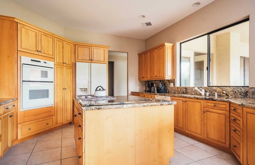 La Quinta Cove Cabaña | Firefly by Avantstay Spacious Backyard w/ Pool& Hot Tub!