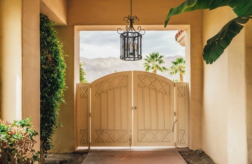 La Quinta Cove Cabaña | Firefly by Avantstay Spacious Backyard w/ Pool& Hot Tub!