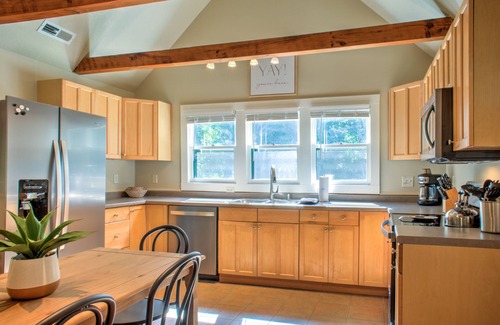 Asheville Cabina | Firefly Cottage | Pet-Friendly, Fire Pit, 8 Mins to DT AVL + Biltmore Pass