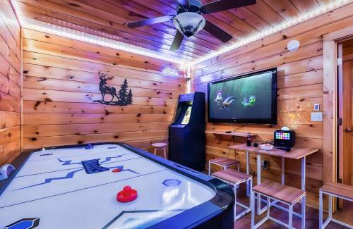 Sevierville Casa | Firefly Dream - Smoky Escape Getaway with Theater, Firepit & Pool Table