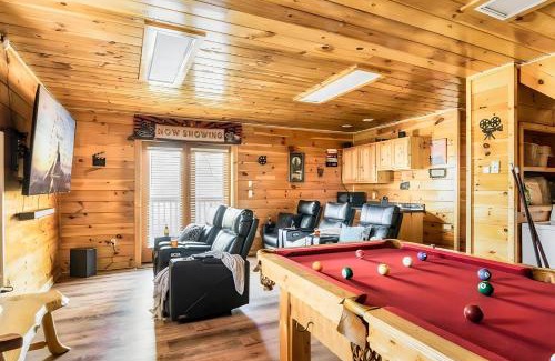 Sevierville Casa | Firefly Dream - Smoky Escape Getaway with Theater, Firepit & Pool Table