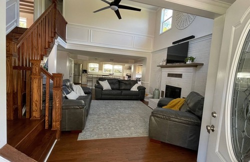 Luray Otro | Firefly Farmhouse~Peaceful Retreat ~ Fire Pit+Hot Tub+Pets+Games on 2 Acres