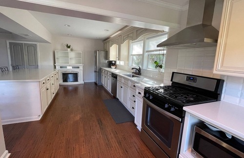 Luray Otro | Firefly Farmhouse~Peaceful Retreat ~ Fire Pit+Hot Tub+Pets+Games on 2 Acres