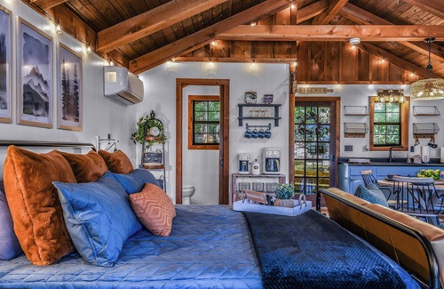 Townsend Cabina | Firefly Lookout: Pet Friendly, Free Attraction Tickets, Hot Tub & Fireplace