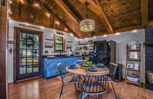 Townsend Cabina | Firefly Lookout: Pet Friendly, Free Attraction Tickets, Hot Tub & Fireplace
