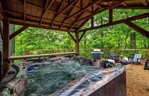Caton Casa | Firefly Mountain Suites by AvantStay Sleeps 36 Indoor Pool Hot Tub Game Room Playground