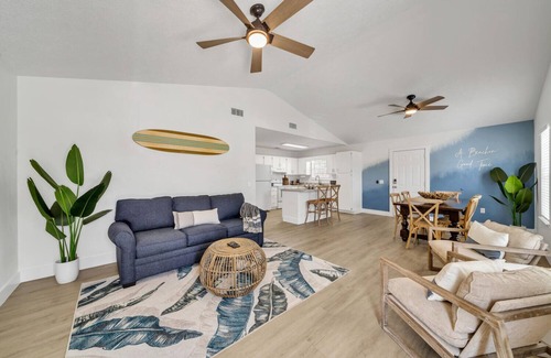 Fort Bay Casa | Firepit/BBQ/Games! Walk/Bike to Beach! Sleeps 6
