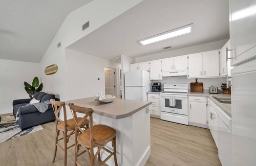 Fort Bay Casa | Firepit/BBQ/Games! Walk/Bike to Beach! Sleeps 6