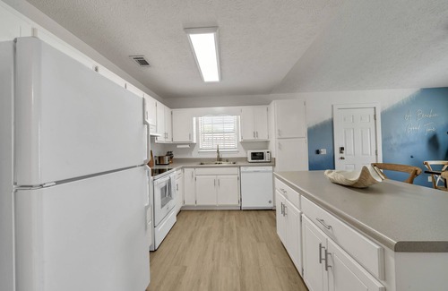 Fort Bay Casa | Firepit/BBQ/Games! Walk/Bike to Beach! Sleeps 6
