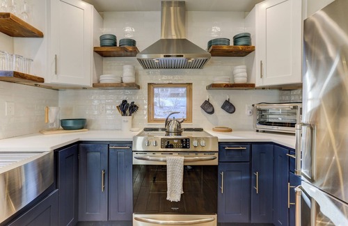 Jeffersonville Cabaña | Fireplace, Hot Tub, Sauna– Adventure & Charming Towns!
