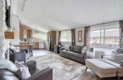 Welches Condominio | Mt Hood Village Condo - Cozy Retreat with Fireplace!