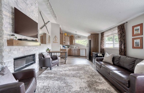 Welches Condominio | Mt Hood Village Condo - Cozy Retreat with Fireplace!