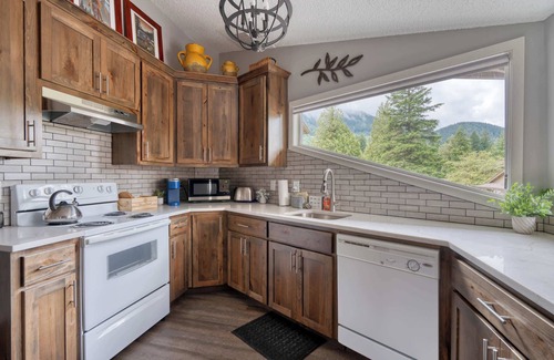 Welches Condominio | Mt Hood Village Condo - Cozy Retreat with Fireplace!