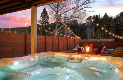Custer Apartamento | Fireside Haven - Hot Tub & Downtown Walkable