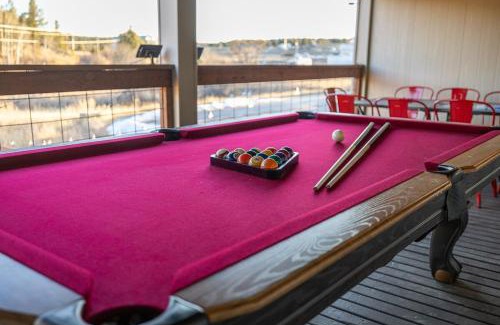 Custer Apartamento | Fireside Haven - Hot Tub & Downtown Walkable