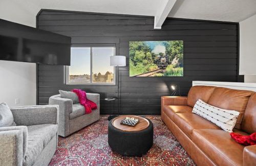 Custer Apartamento | Fireside Haven - Hot Tub & Downtown Walkable