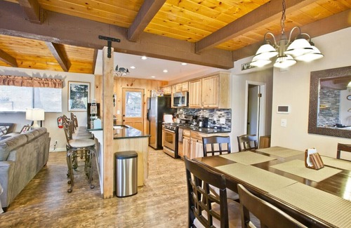 Blue Jay Cabina | Fireside Lodge - Walk to Village