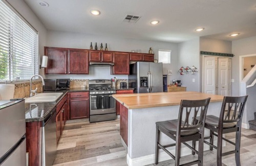 Rhodes Ranch Casa | Firewood | 15 min to Strip, Full Kitchen, King Bed