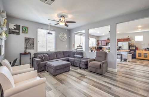 Rhodes Ranch Casa | Firewood | 15 min to Strip, Full Kitchen, King Bed