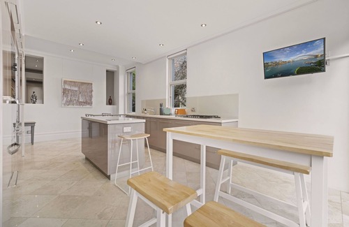 Sydney Casa | Firework View Location! Classic 4-Level Terrace Style Living in Kirribilli
